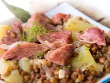 Jarret de porc aux lentilles : comment réussir ce plat complet parfait pour le week-end ?