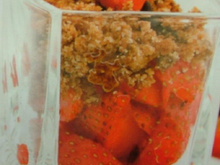Crumble d'olives sur fraises, gelée d'oranges mousse au chocolat