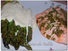 Dos de saumon à l'aneth et asperges vertes sauce parmesan