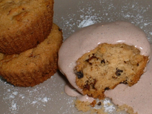 Muffins à la pomme, noix et raisins de corinthe et mousse onctueuse à la crème de soja  parfumée au chocolat épicé