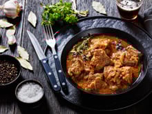 “C’est un peu mon bœuf bourguignon” : Norbert Tarayre partage sa recette de la véritable carbonnade ch’ti pour se réchauffer