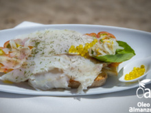 Morue fumée sur pain grillé et tomate lait de raf avec des perles