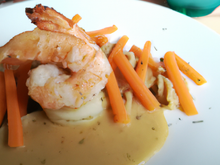 Filet de colin sauce crevette liée à la carotte de Créances, pommes de terre à la fondue de poireaux