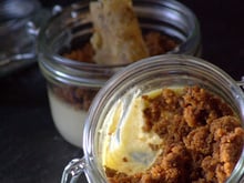 Petits pots de crème de Comté en croûte de pain d'épices façon crumble et tuile de Comté
