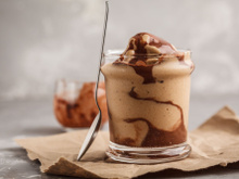 À faire avec seulement 4 ingrédients, voici une recette de glace sans sorbetière parfaite pour les petits comme pour les grands cet été !