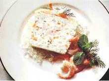 Terrine de truite froide, servie avec une sauce montée à l'huile et aux crevettes