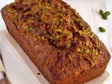 Cake aux courgettes, chocolat noir & pistaches