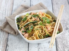 Nouilles chinoises sautées courgettes et saumon