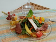 Roquette saveur thaï magret de canard fumé, filet de poulet rôti, mangues et tomates cerises