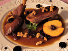 Canard sauce aux pruneaux épicés et pruneaux confits aux coings et noix