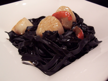 Tagliatelles encre de seiche, Saint-Jacques au vermouth