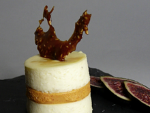 Panna cotta bicolore au fromage de brebis et chorizo, nougatine croquante au balsamique