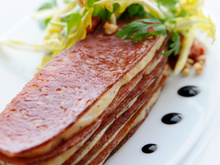 Millefeuilles de diots fumés et mousseline de reblochon à la graine de moutarde, salade de pissenlits aux noix