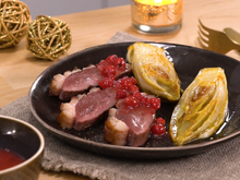 Magret de canard aux endives caramélisées et sauce aux groseilles