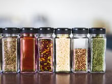 Selon cette virologue, ce geste que l'on fait tous au-dessus de la poêle ruine nos pots d'épices