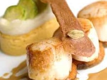 Saint-Jacques rôties, gâteau de patate douce et boulette d'Avesnes