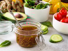 Cette vinaigrette signée du chef Alain Ducasse va métamorphoser vos salades estivales