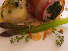 Suprême de pintade farci au pied de cochon et aux salicornes