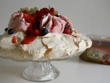 Pavlova aux fruits rouges & glace Carte d'Or® façon glacier fraise et morceaux de meringue