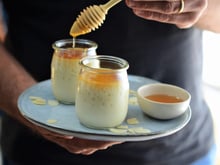 Petit pot de crème au lait d'amandes et au miel