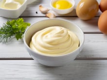 Ne mettez plus d'huile dans votre mayonnaise : cet ingrédient riche en protéines la rend parfaite et légère