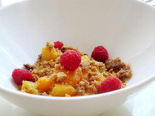 Compotée de melon, d'abricots et de framboises façon crumble