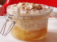 Riz au lait d'amande crémeux sur poires pochées au sirop d'érable épicé