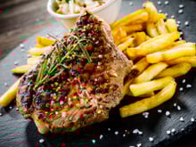 Pourquoi faudrait-il éviter d’associer un steak avec des pommes de terre ?