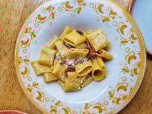 Ce chef italien dévoile ses secrets et sa recette pour faire les pâtes à la Carbonara comme à Rome