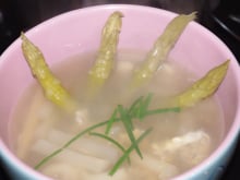 Soupe d'asperge, crabe et calamar