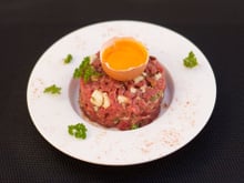 Tartare de bœuf au roquefort et aux noisettes