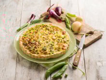 Quiche aux petits pois, oignons rouges et parmesan