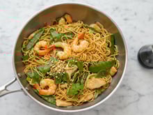 Wok de nouilles chinoises aux crevettes et poulet