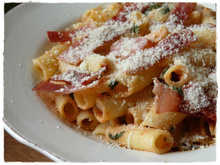 Pâtes aux tomates cerise, épinards et speck grillé