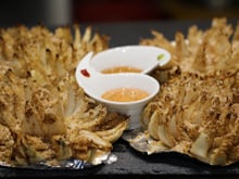 Fleurs d'oignons fondants à la sauce douce ou forte