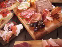 Vous devez impérativement manger cet aliment pour neutraliser les effets néfastes de la charcuterie