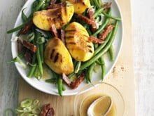 Salade de haricots verts, pêches grillées et chorizo