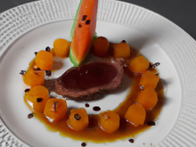 Magret de canard sur copeau de melon, granité au miel et crème de carotte