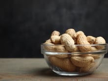 3 bonnes raisons de troquer ses cacahuètes industrielles contre des arachides entières