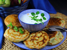 Préparez ces pancakes de courgettes et brousse pour un repas d’été rapide à faire et gourmand