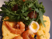 Œufs mollets frits, polenta au saté et langoustines, émulsion de roquette