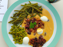 Crémeux de haricots de Soissons, œufs mollets, moules, noisettes et jus de chorizo