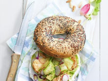 Bagel poulet-avocat et bûche de chèvre Chavroux®