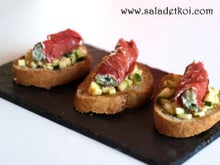 Crostinis au tartare de courgettes marinées, roulé de Bresaola aux arômes d'Italie