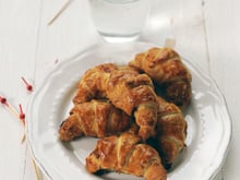 Petits croissants au jambon et sauce barbecue