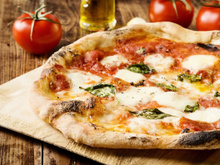 Deux françaises fuient une pizzeria sans payer en Italie, la restauratrice les retrouve et débarque avec la note devant leur logement