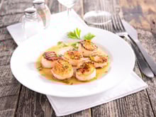 "Pour moi ça reste la cuisson parfaite" : un Meilleur Ouvrier de France nous partage ses conseils pour cuire parfaitement les Saint-Jacques !