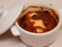 Petite cocotte de lotte, chorizo et coulis de tomates