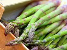 Pourquoi les asperges coûtent-elles si chères sur les étals ? Cet expert en consommation justifie son prix