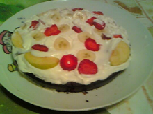 Fondant au chocolat recouvert de chantilly + fruits